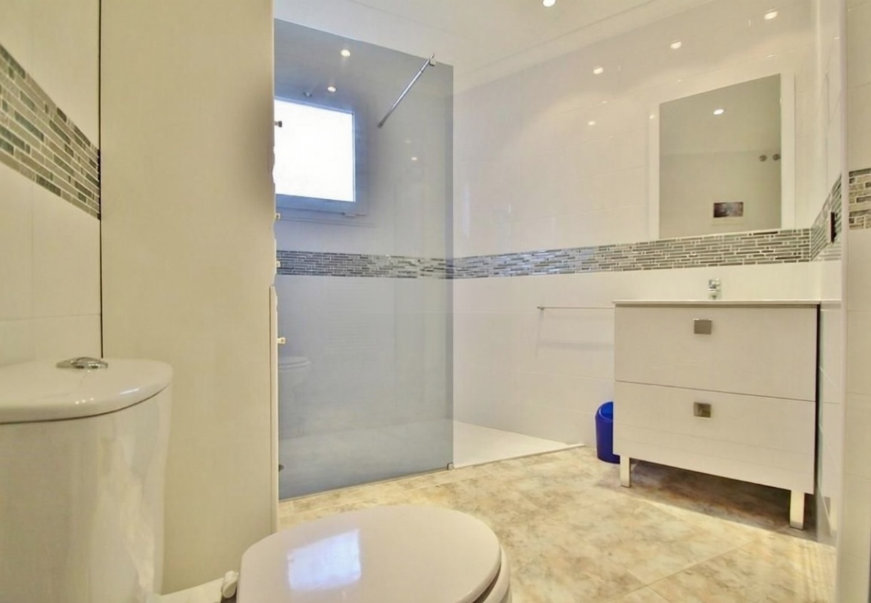 Chalet à vendre avec accès direct à la plage à Santa Margalida — Sanitaires