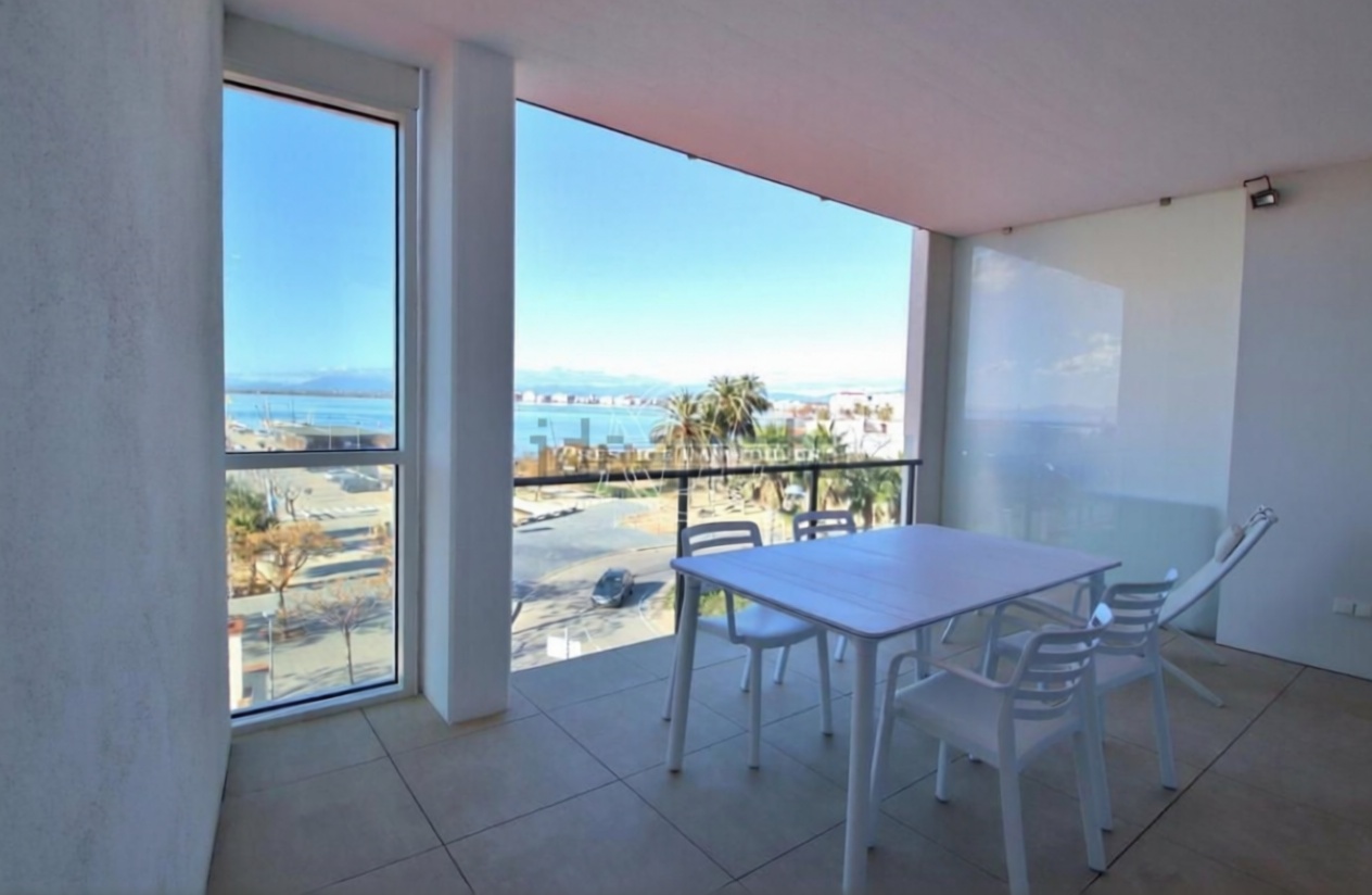 Piso en venta en primera línea de playa en Roses