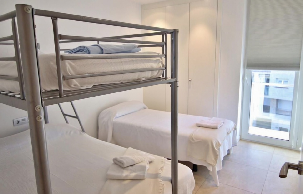 Wohnung zum Verkauf in direkter Strandlage in Roses — Schlafzimmer