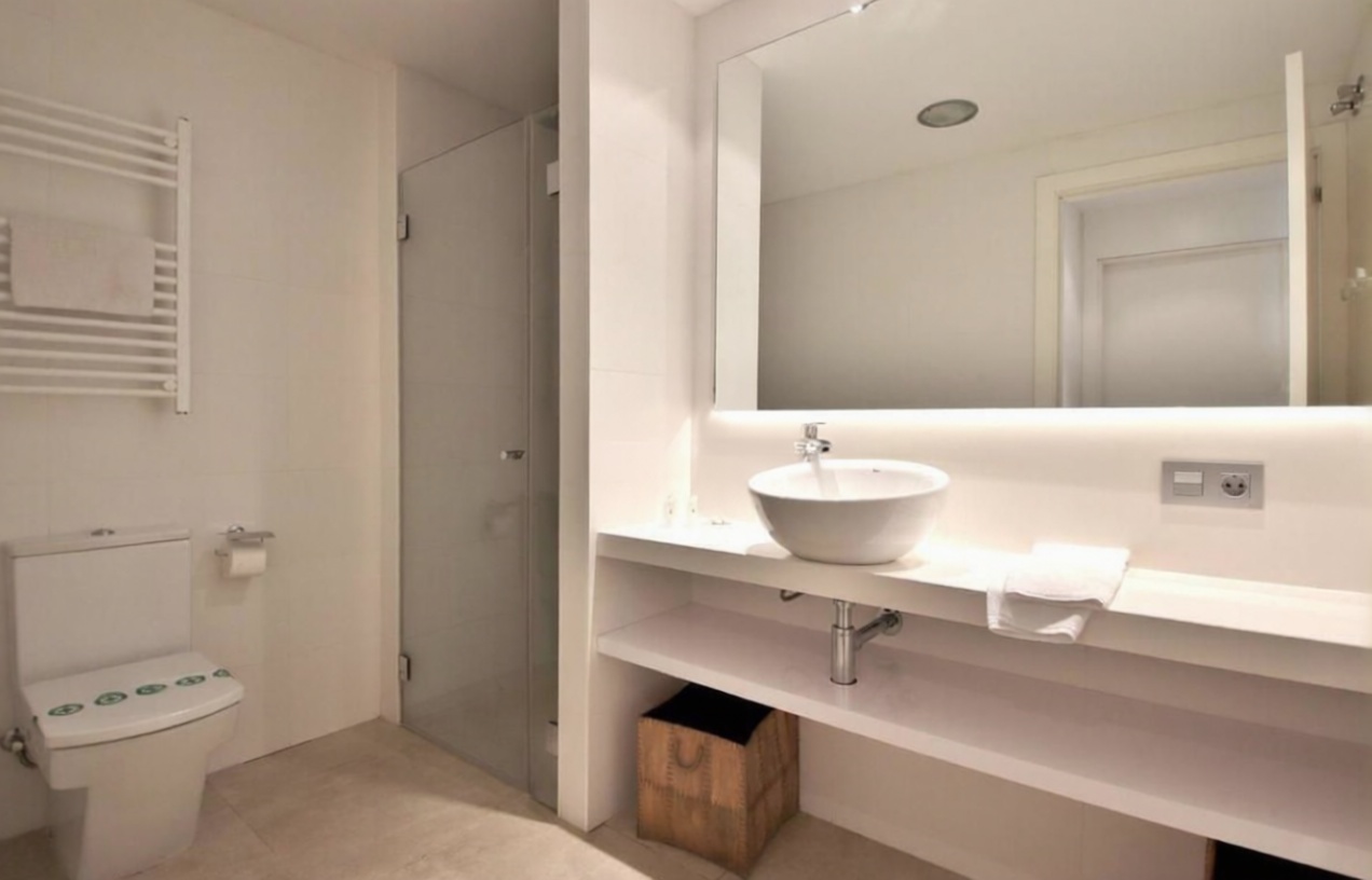 Wohnung zum Verkauf in direkter Strandlage in Roses — Bad