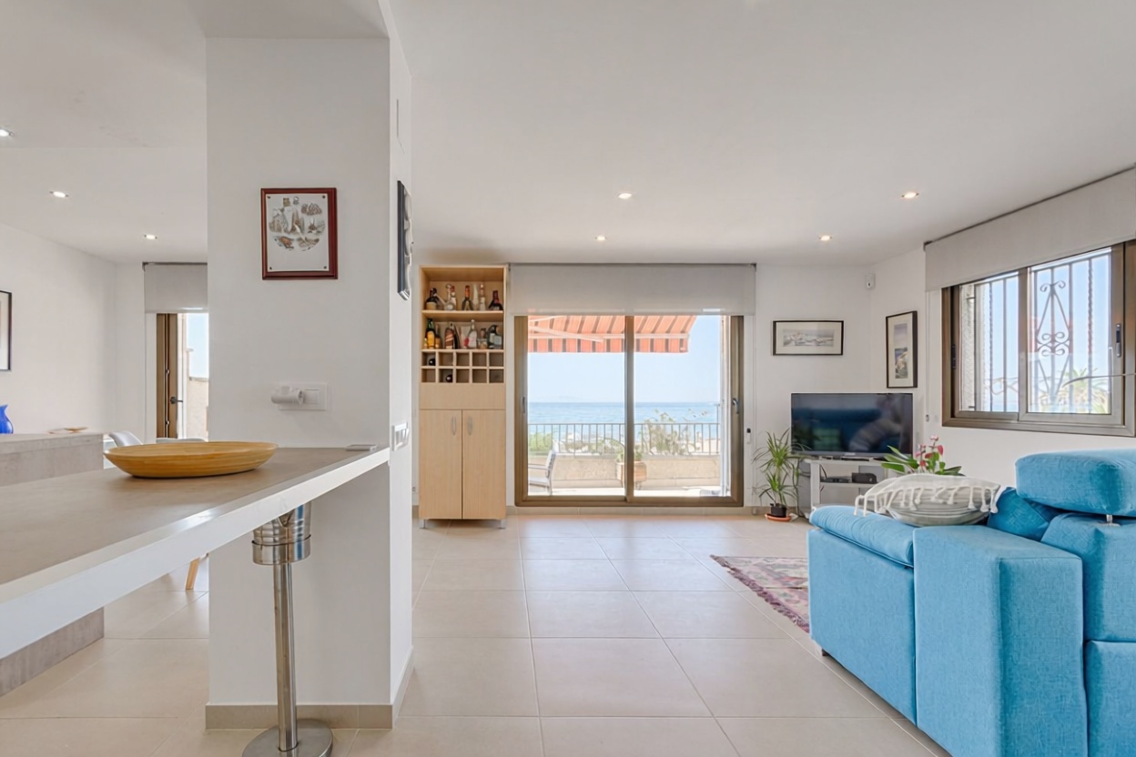 Piso en venta en primera línea de playa en Roses — Salón