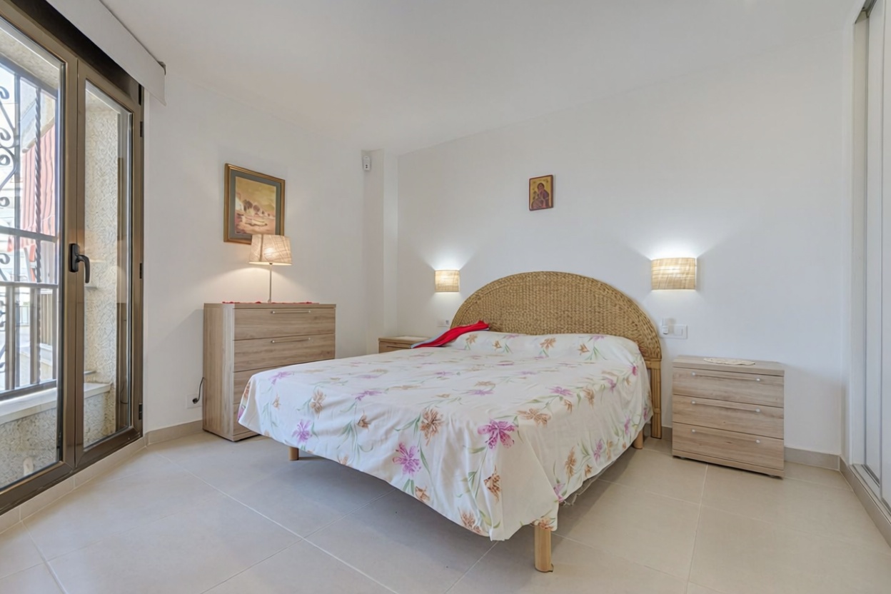 Piso en venta en primera línea de playa en Roses — Dormitorio