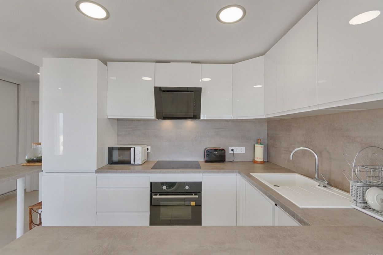 Piso en venta en primera línea de playa en Roses — Cocina