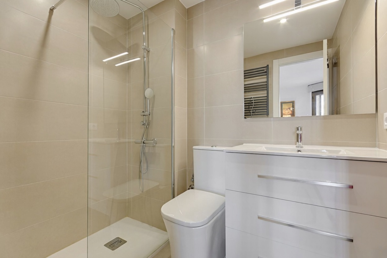 Piso en venta en primera línea de playa en Roses — Baño