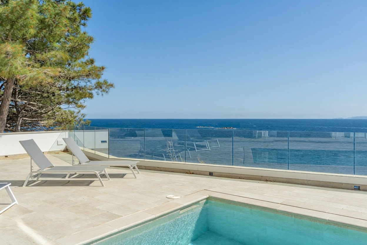 Chalet en venta con acceso directo a la playa en Roses — Terraza mar