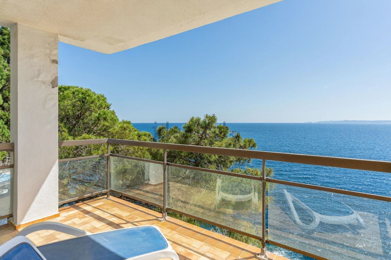 Chalet en venta con acceso directo a la playa en Roses — Dormitorio