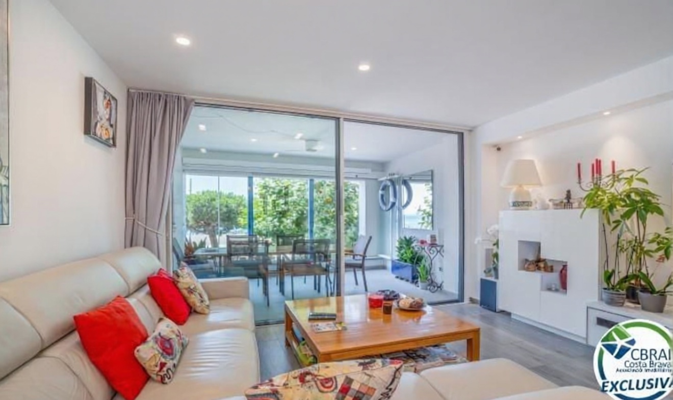 Piso en venta en primera línea de playa en Roses — Salón