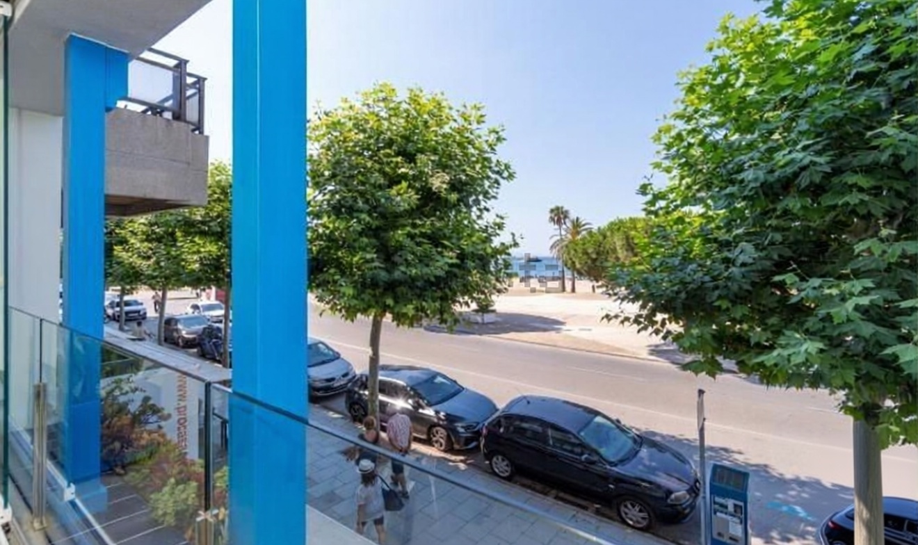 Piso en venta en primera línea de playa en Roses — Vista mar