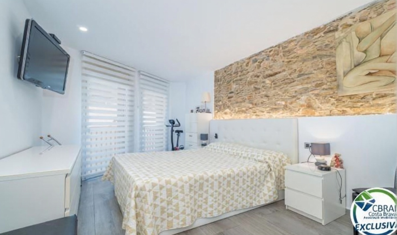 Piso en venta en primera línea de playa en Roses — Dormitorio
