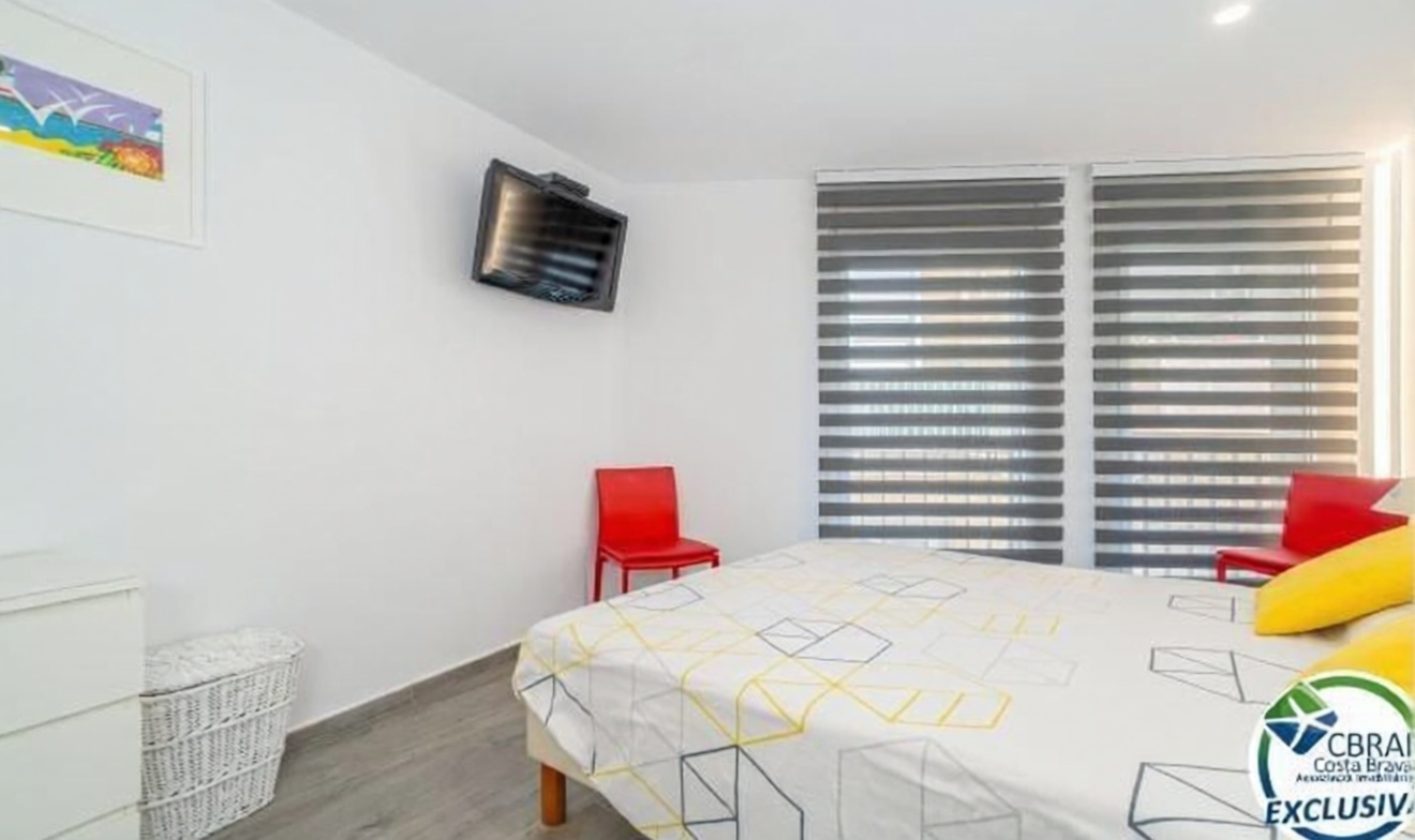 Piso en venta en primera línea de playa en Roses — Dormitorio