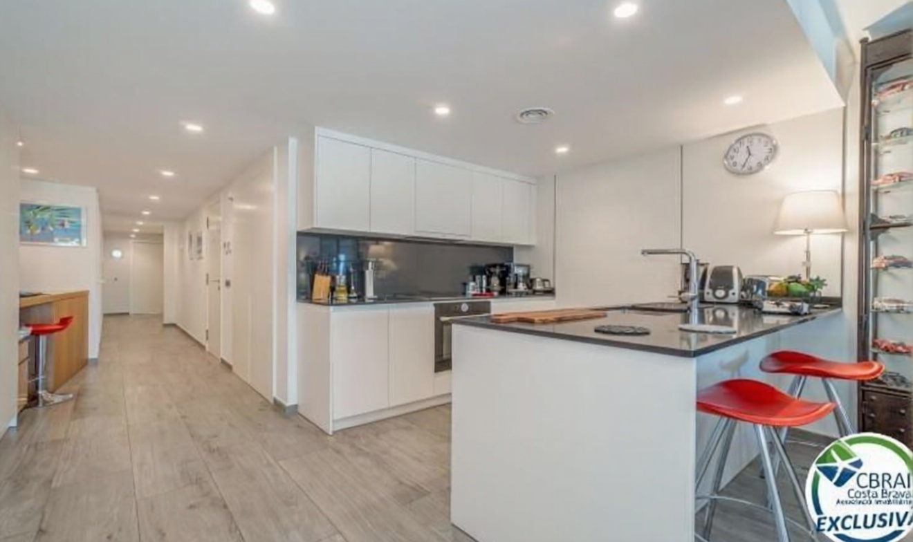 Piso en venta en primera línea de playa en Roses — Cocina