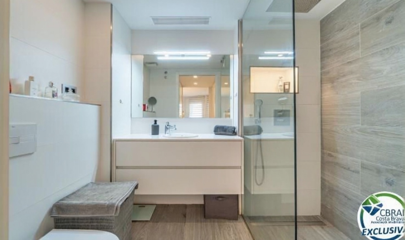 Piso en venta en primera línea de playa en Roses — Baño