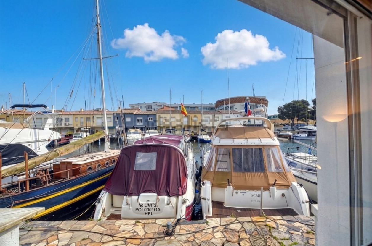 Chalet en venta con acceso directo a la playa en Roses — Vista mar