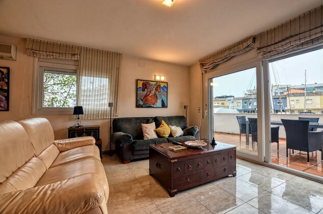 Chalet en venta con acceso directo a la playa en Roses — Salón