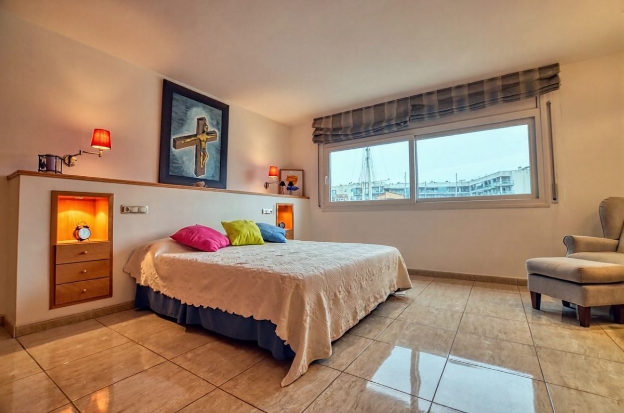 Chalet en venta con acceso directo a la playa en Roses — Dormitorio