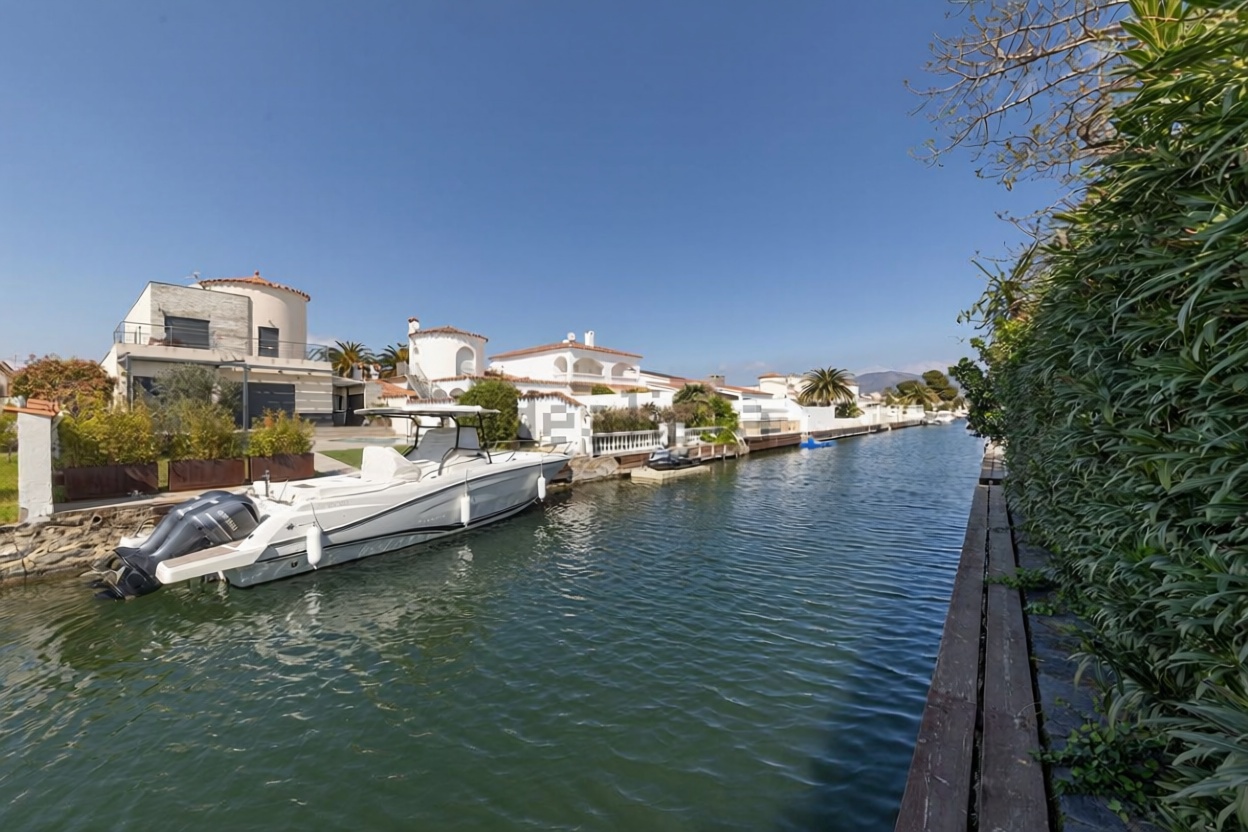 Chalet en venta con acceso directo a la playa en Empuriabrava