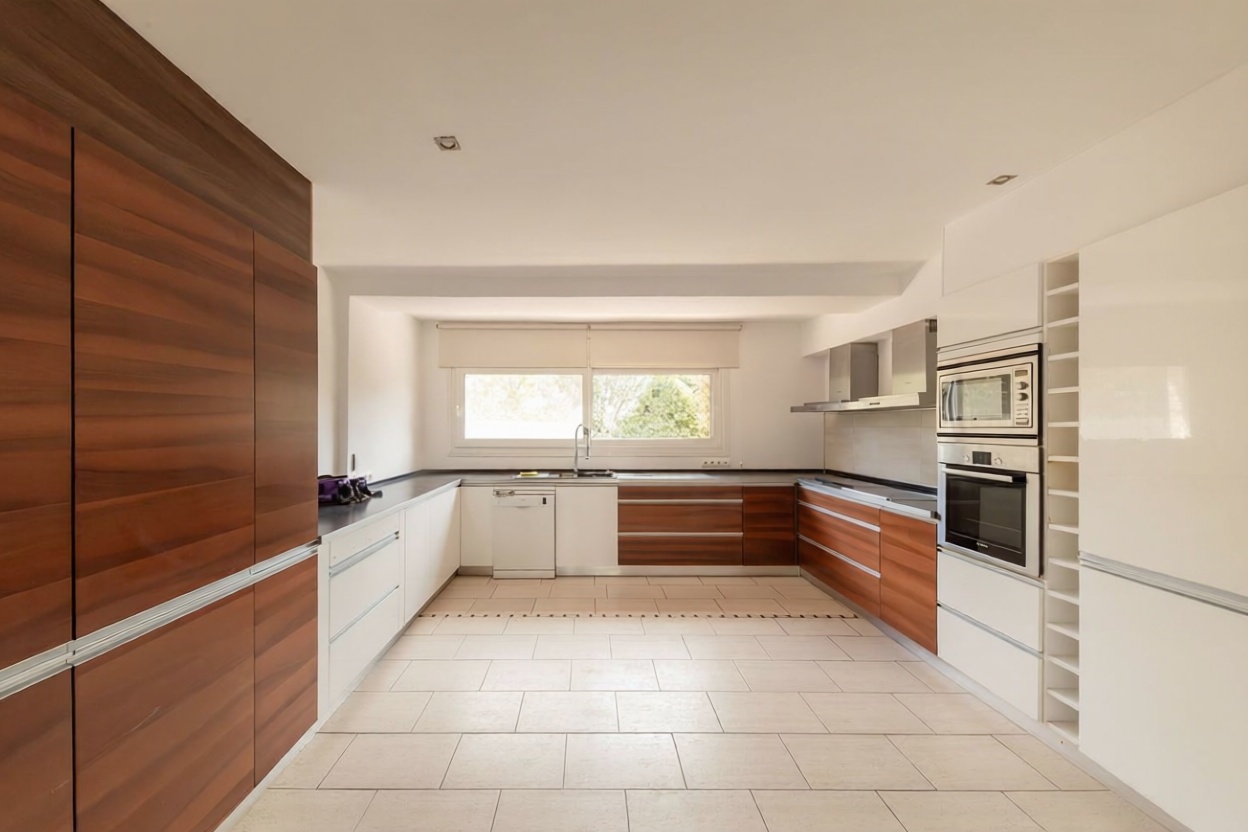 Chalet en venta con acceso directo a la playa en Empuriabrava — Cocina