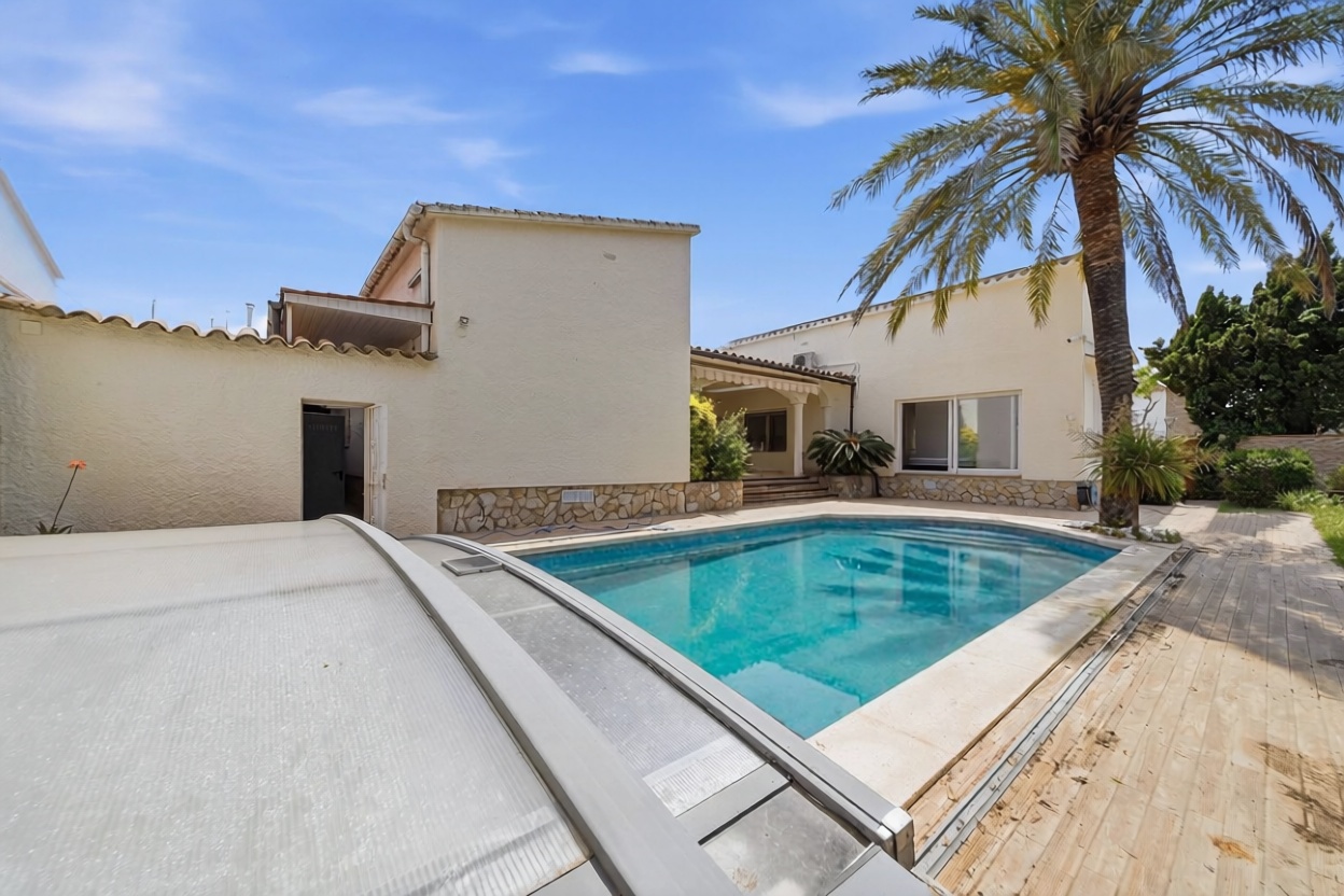 Chalet en venta con acceso directo a la playa en Empuriabrava — Piscina