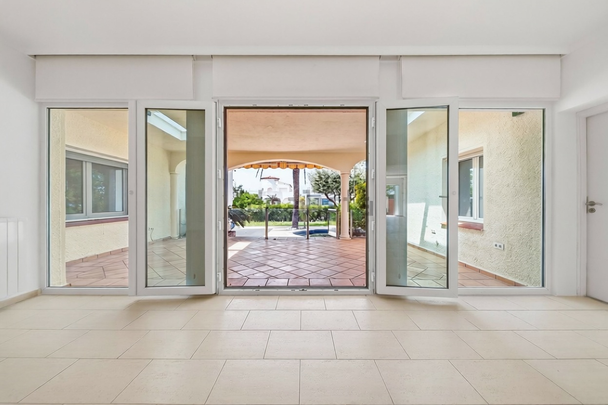 Chalet en venta con acceso directo a la playa en Empuriabrava — Salón