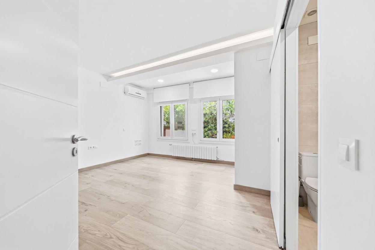 Chalet en venta con acceso directo a la playa en Empuriabrava — Dormitorio