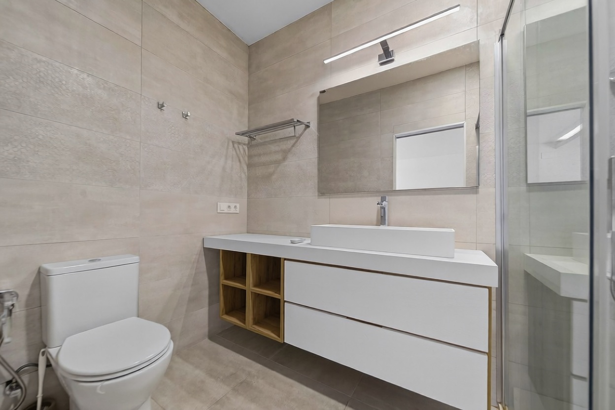 Chalet en venta con acceso directo a la playa en Empuriabrava — Baño