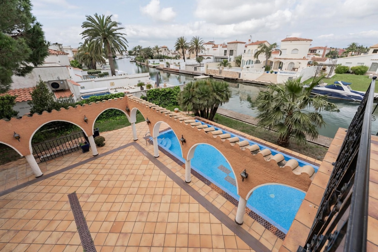 Chalet for sale with direct beach access in Empuriabrava — Sea terrace