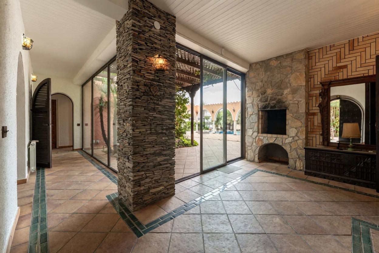 Chalet for sale with direct beach access in Empuriabrava — Living room