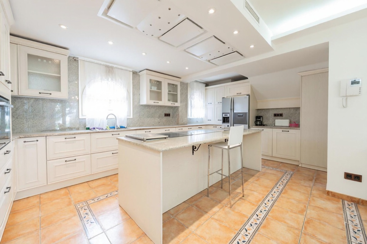 Chalet for sale with direct beach access in Empuriabrava — Kitchen