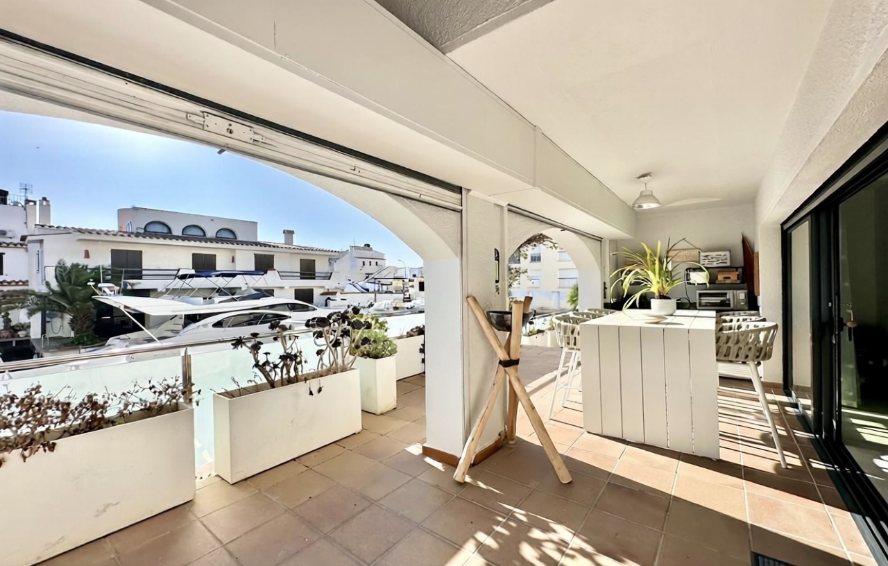 Chalet en venta con acceso directo a la playa en Empuriabrava — Terraza mar