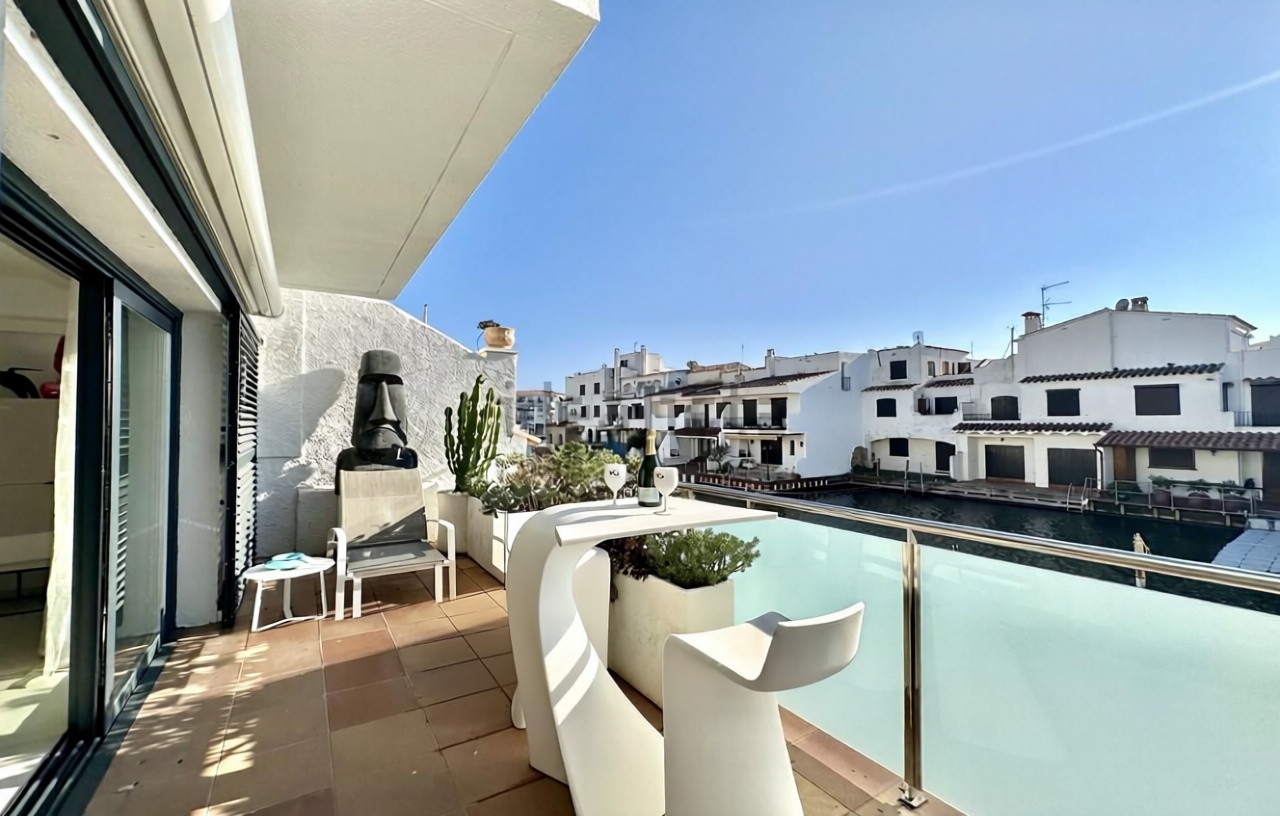 Chalet en venta con acceso directo a la playa en Empuriabrava — Salón