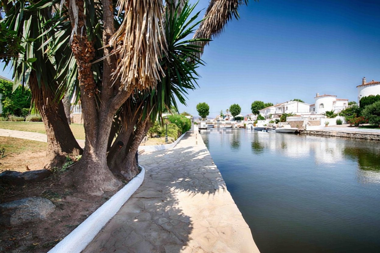Chalet zum Verkauf mit direktem Strandzugang in Empuriabrava