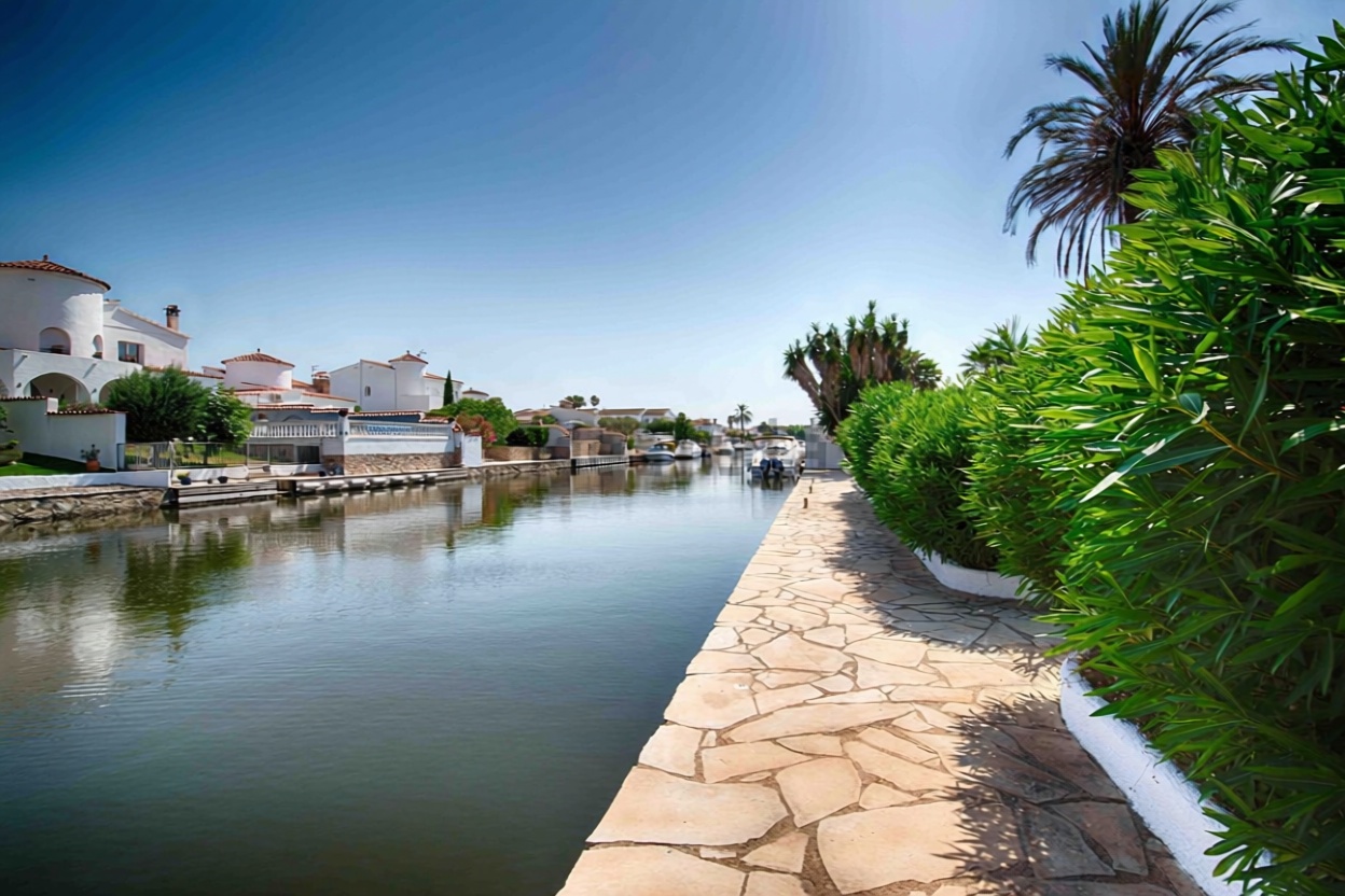 Chalet zum Verkauf mit direktem Strandzugang in Empuriabrava — Meerblick
