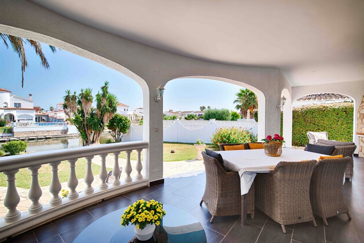 Chalet zum Verkauf mit direktem Strandzugang in Empuriabrava — Wohnzimmer