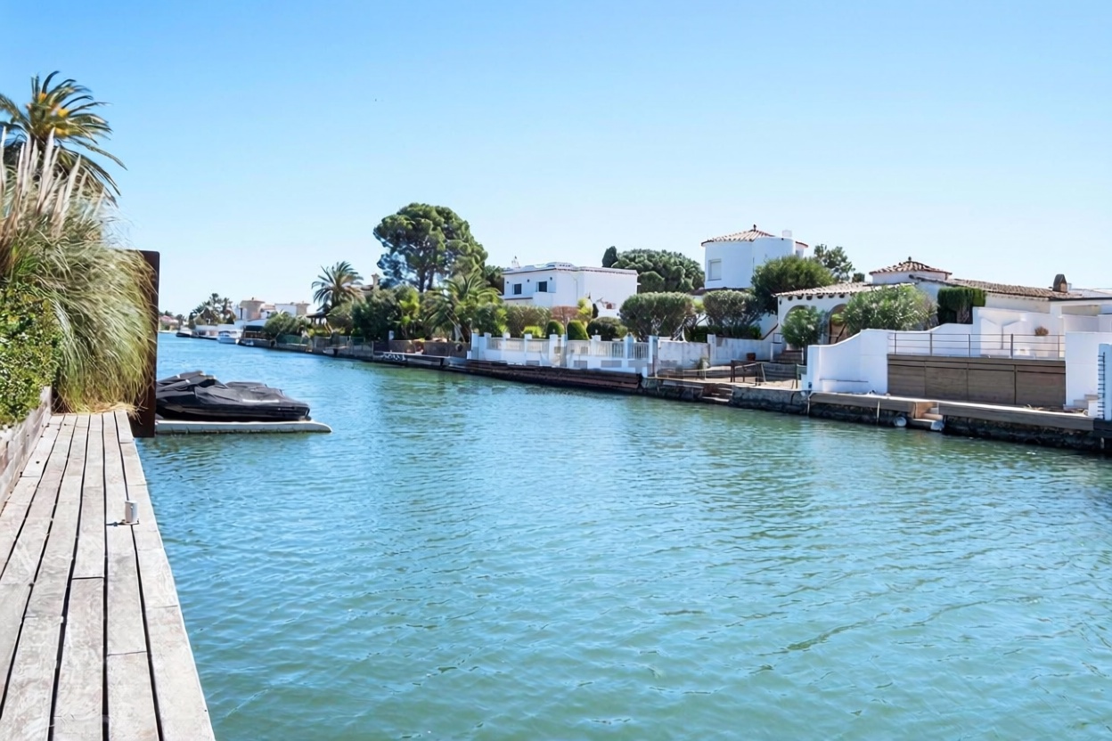 Chalet zum Verkauf mit direktem Strandzugang in Empuriabrava