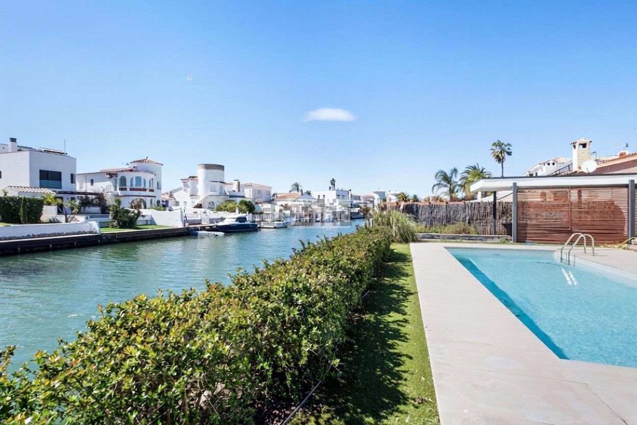 Chalet zum Verkauf mit direktem Strandzugang in Empuriabrava — Meerblick