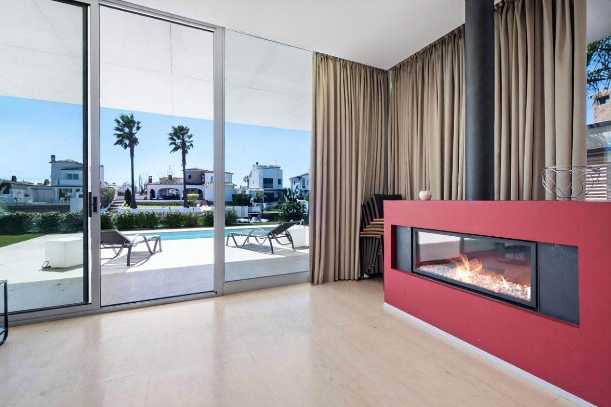 Chalet zum Verkauf mit direktem Strandzugang in Empuriabrava — Wohnzimmer