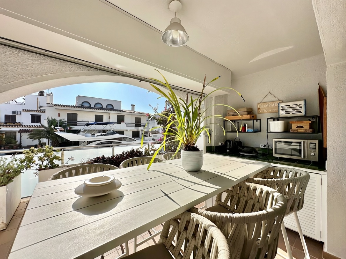 Chalet zum Verkauf mit direktem Strandzugang in Empuriabrava — Bad