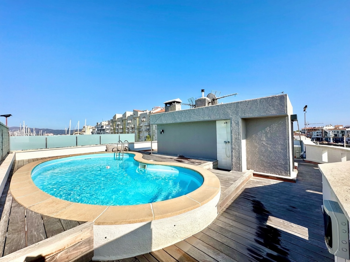 Chalet zum Verkauf mit direktem Strandzugang in Empuriabrava — Pool