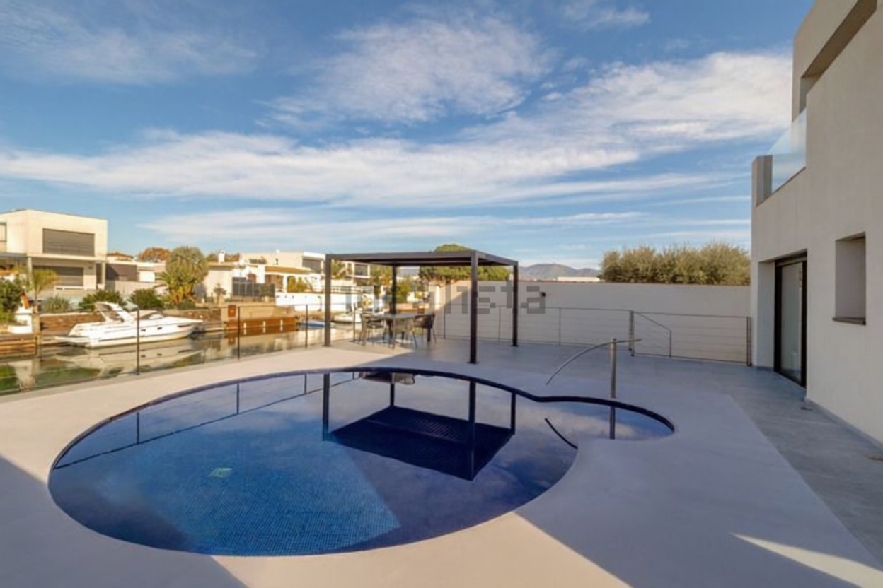 Chalet zum Verkauf mit direktem Strandzugang in Empuriabrava — Meerblick