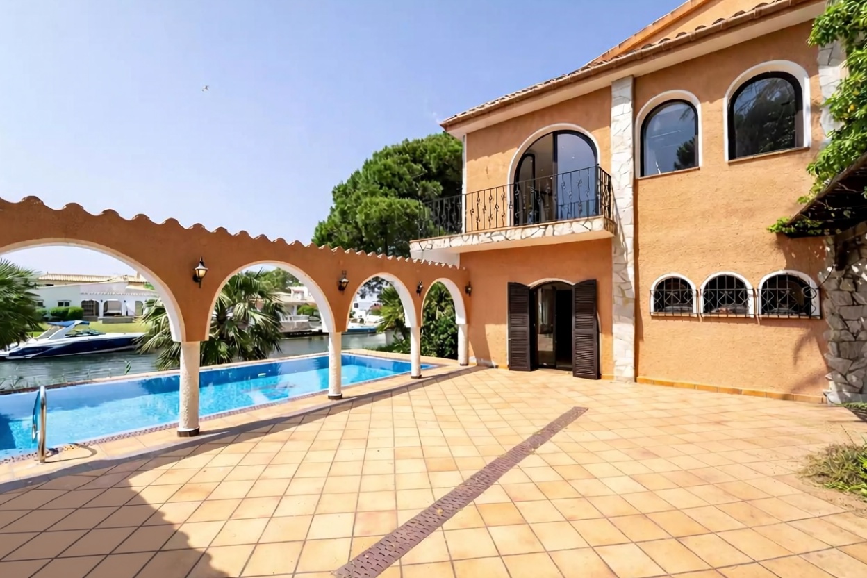 Chalet zum Verkauf mit direktem Strandzugang in Empuriabrava — Terrasse
