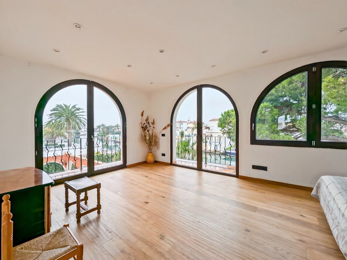 Chalet zum Verkauf mit direktem Strandzugang in Empuriabrava — Bad