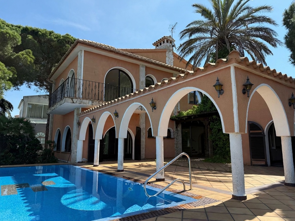 Chalet à vendre avec accès direct à la plage à Empuriabrava — Piscine