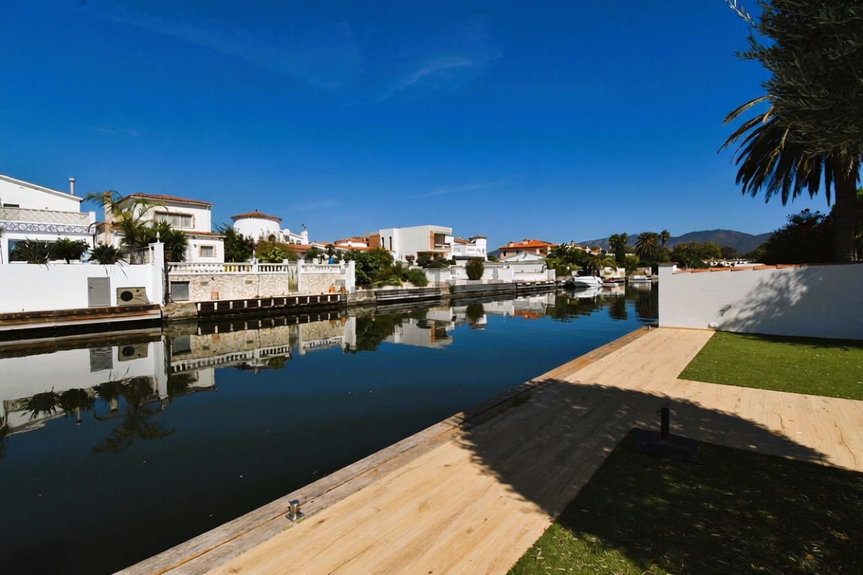 Chalet zum Verkauf mit direktem Strandzugang in Empuriabrava