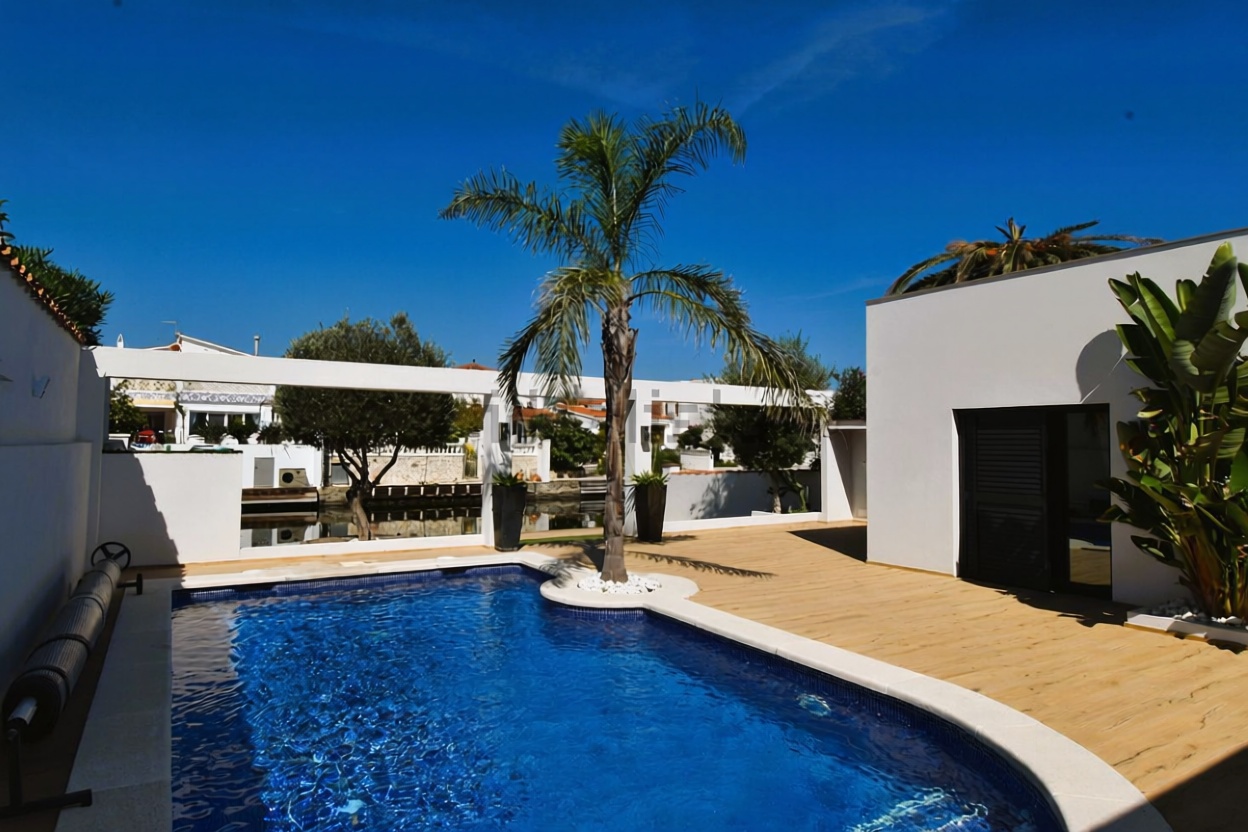 Chalet zum Verkauf mit direktem Strandzugang in Empuriabrava — Pool