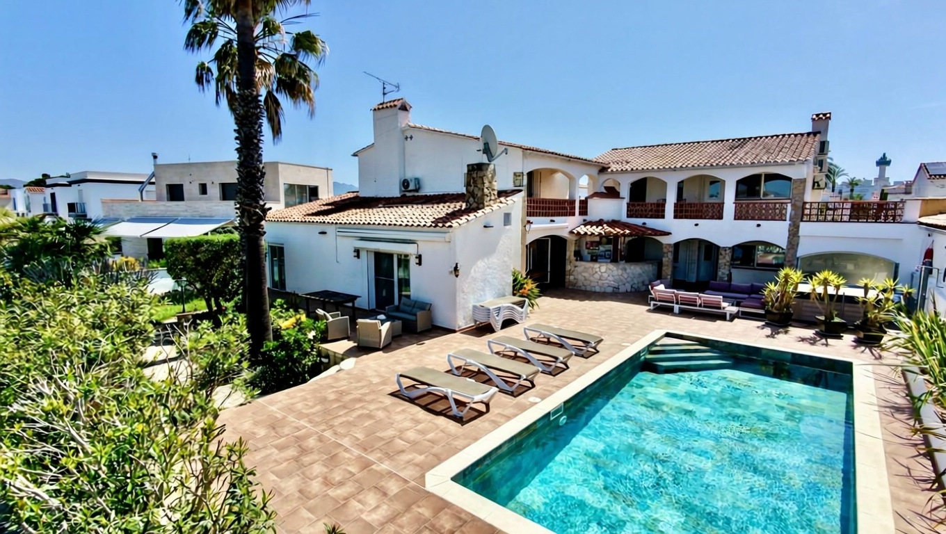 Chalet zum Verkauf mit direktem Strandzugang in Empuriabrava — Pool
