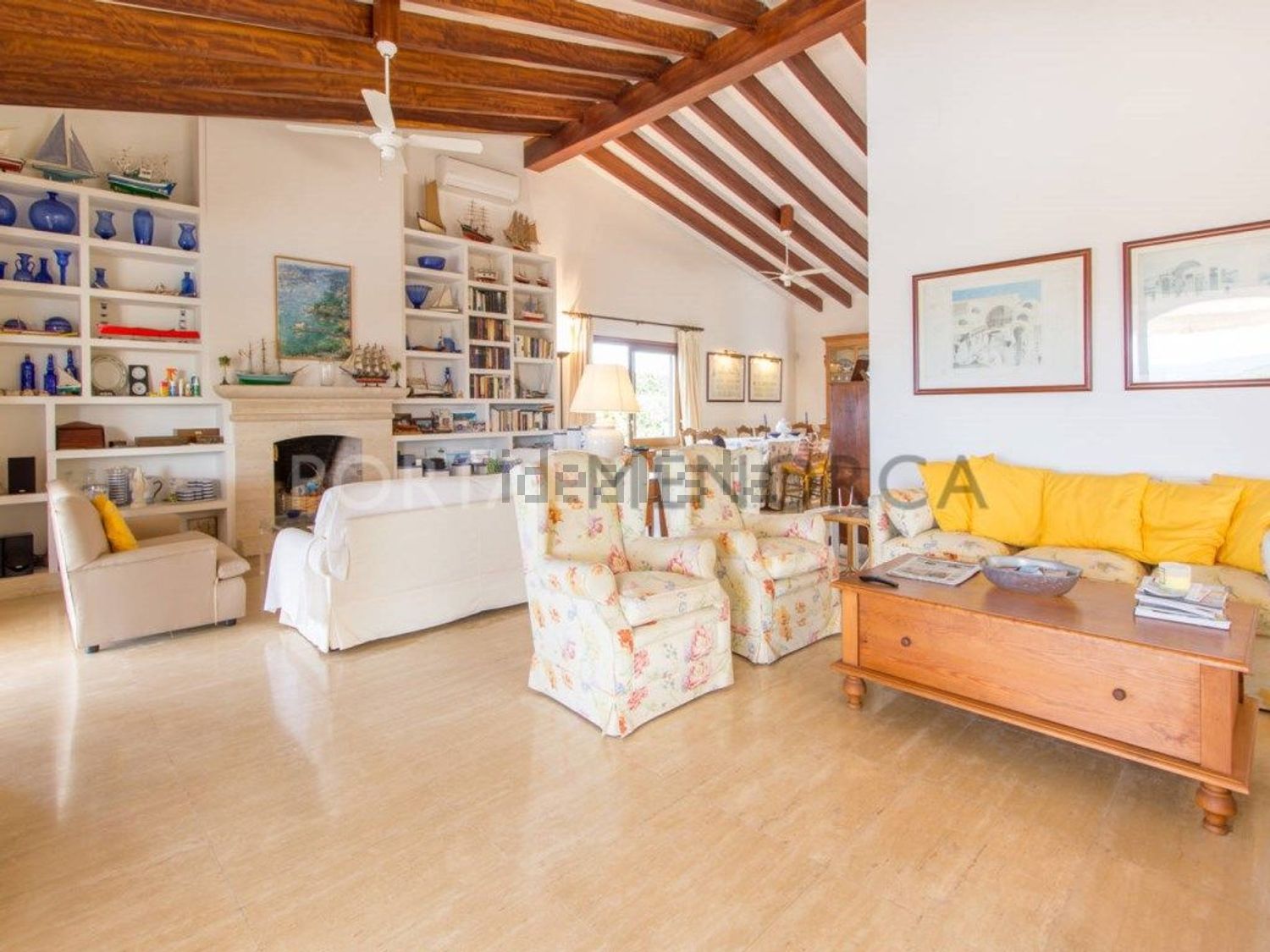 Chalet with direct beach access in Mallorca, Balears (Illes) — Living room