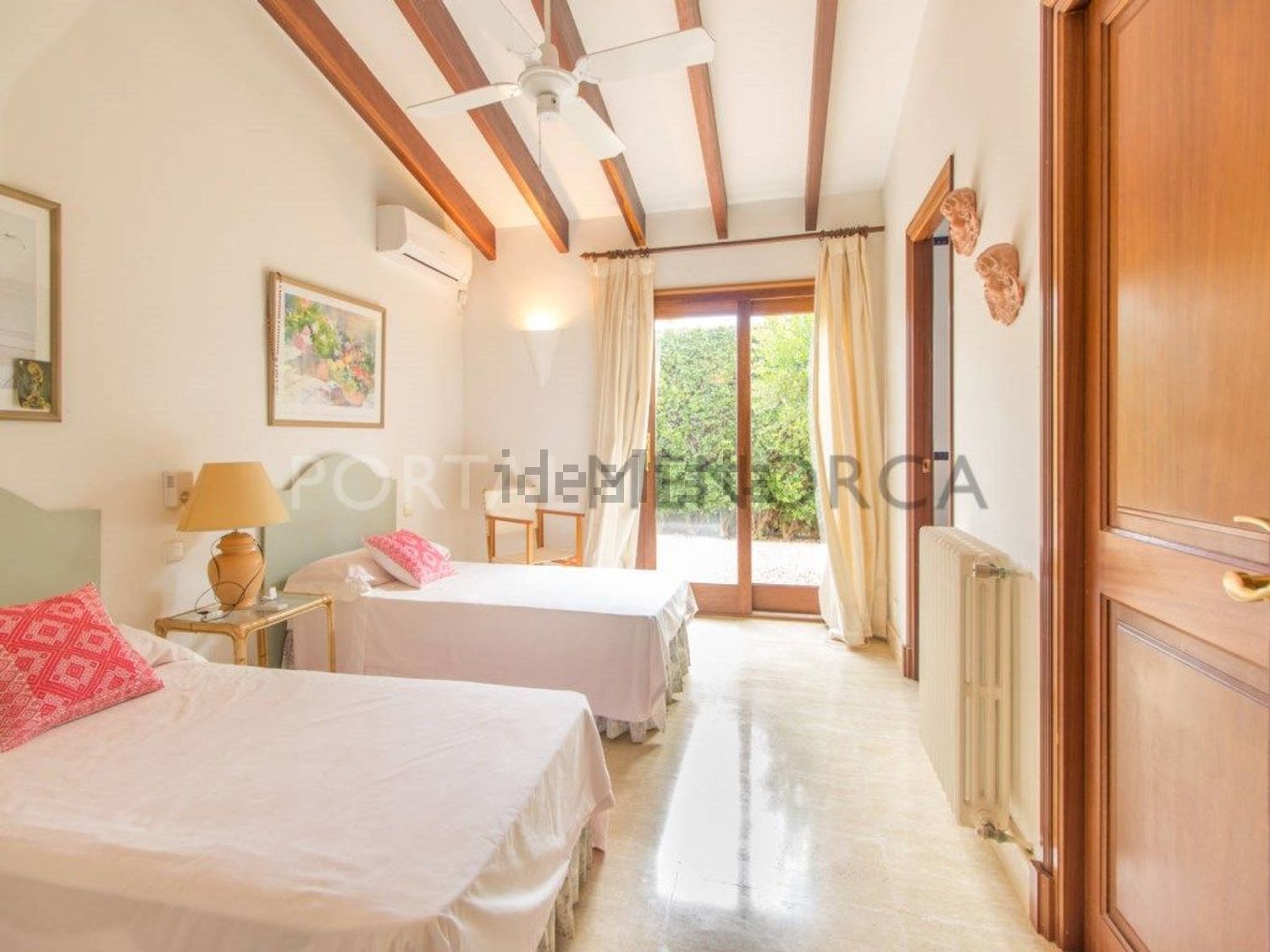 Chalet with direct beach access in Mallorca, Balears (Illes) — Bedroom
