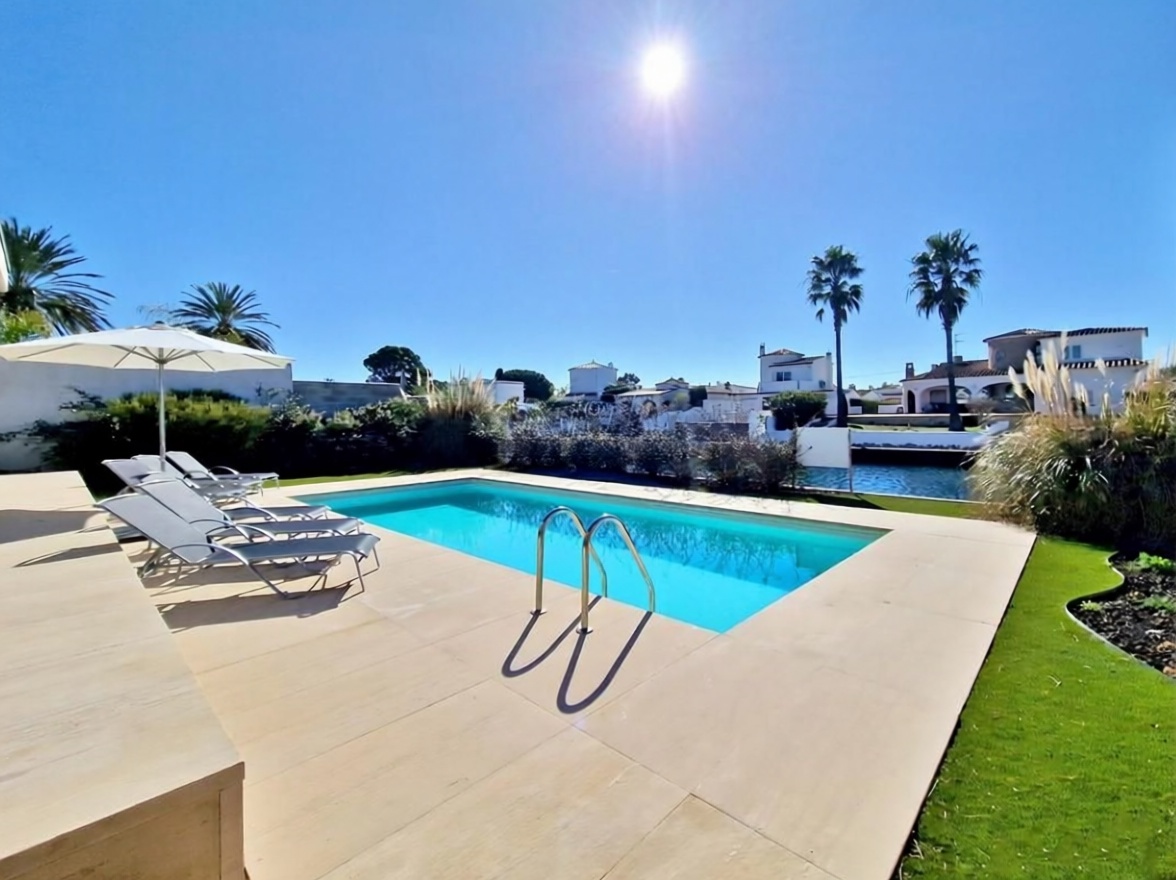 Chalet zum Verkauf mit direktem Strandzugang in Empuriabrava — Meerblick