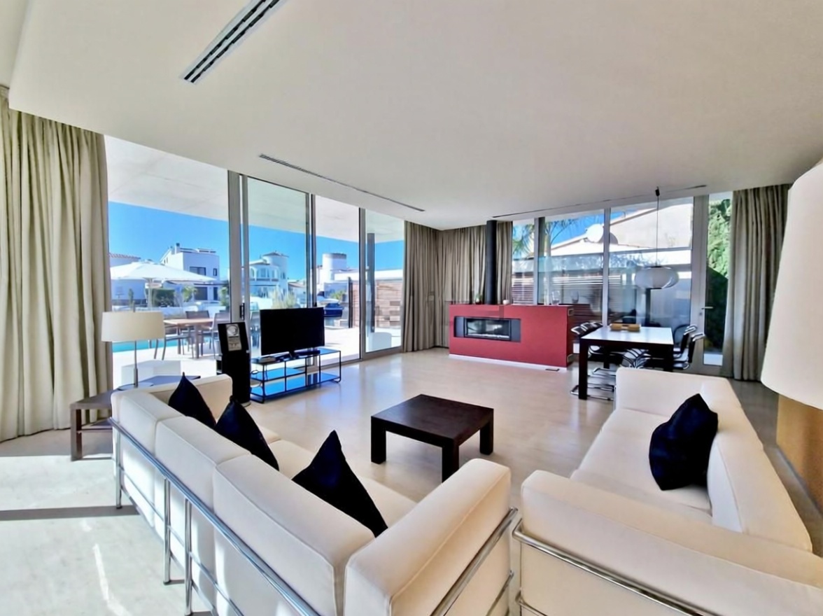 Chalet zum Verkauf mit direktem Strandzugang in Empuriabrava — Wohnzimmer