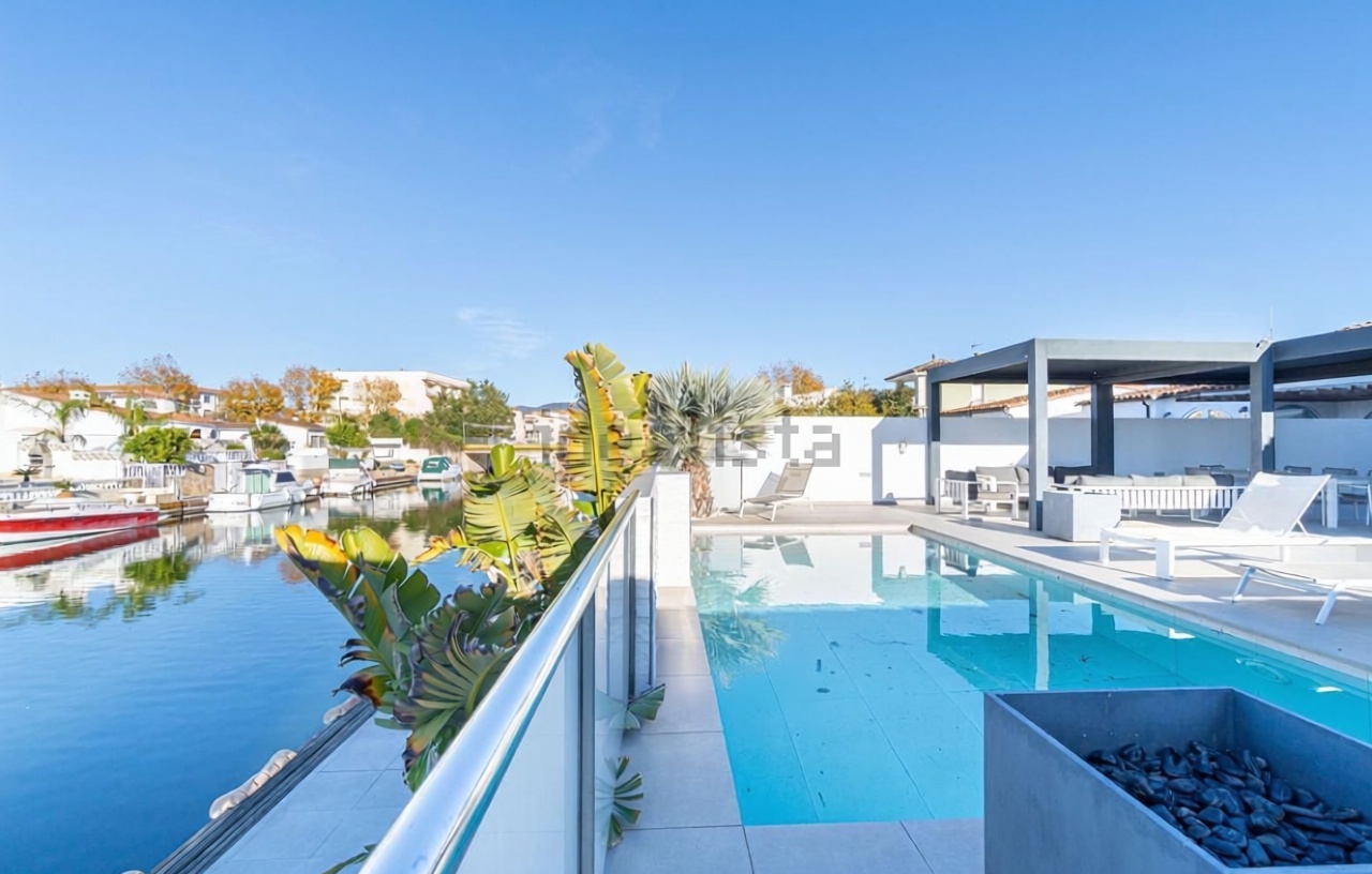 Chalet zum Verkauf mit direktem Strandzugang in Empuriabrava — Meerblick